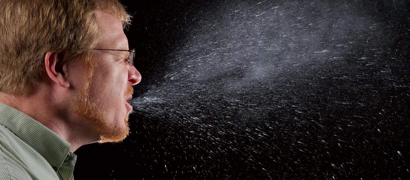 Κορωνοϊός: Δείτε πως «μεταφέρεται» μέσω του βήχα ή του φτερνίσματος (βίντεο)